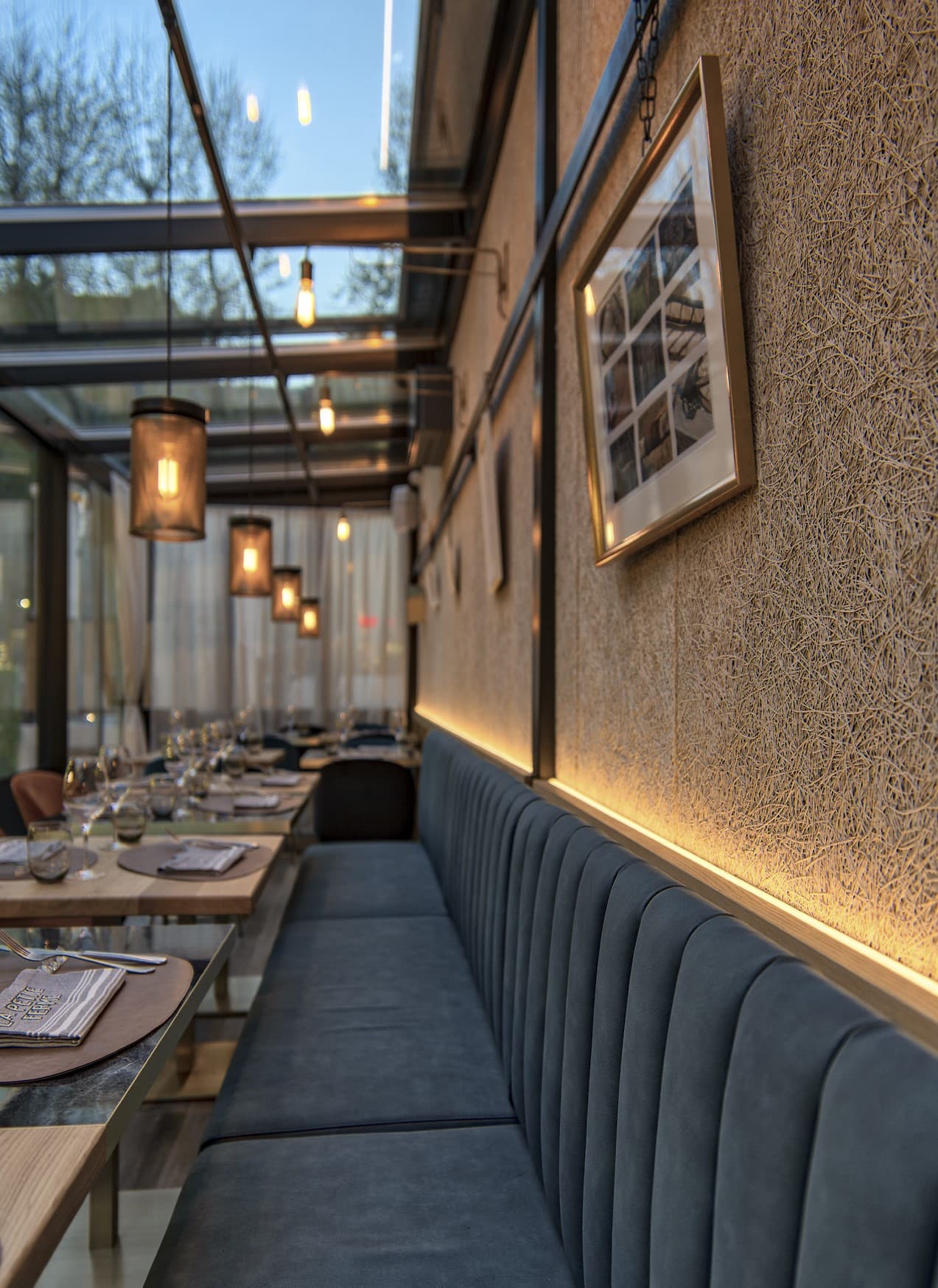 Alignement de suspensions au dessus des tables dans le restaurant